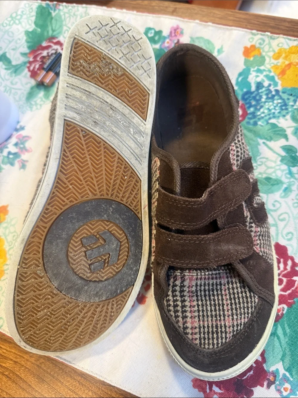 Ladies Etnies Brown Plaid Velcro Sneakers - Picture 2 of 6